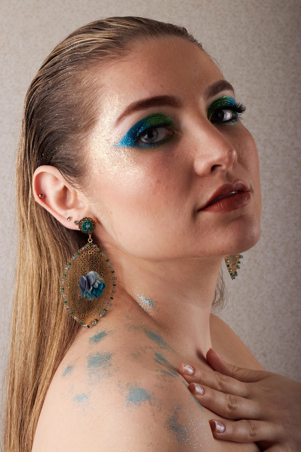 Retrato editorial de belleza con luz de color